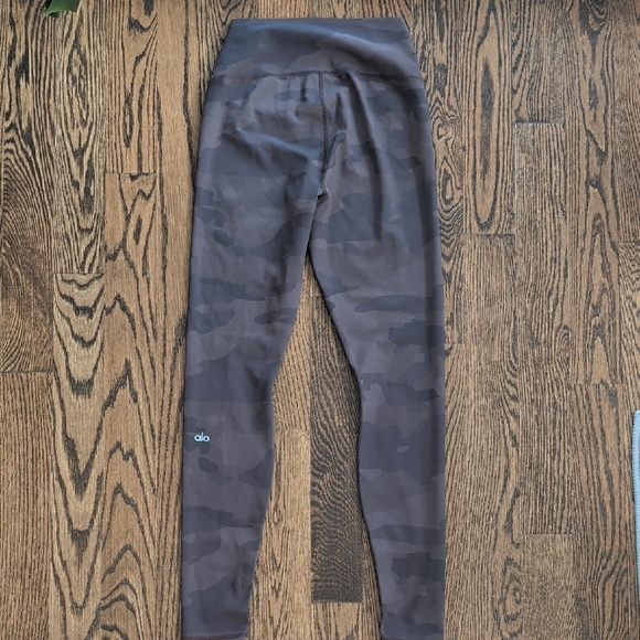 ALO Yoga Camouflage Leggings in Gray Camouflage - Picture 4 of 4